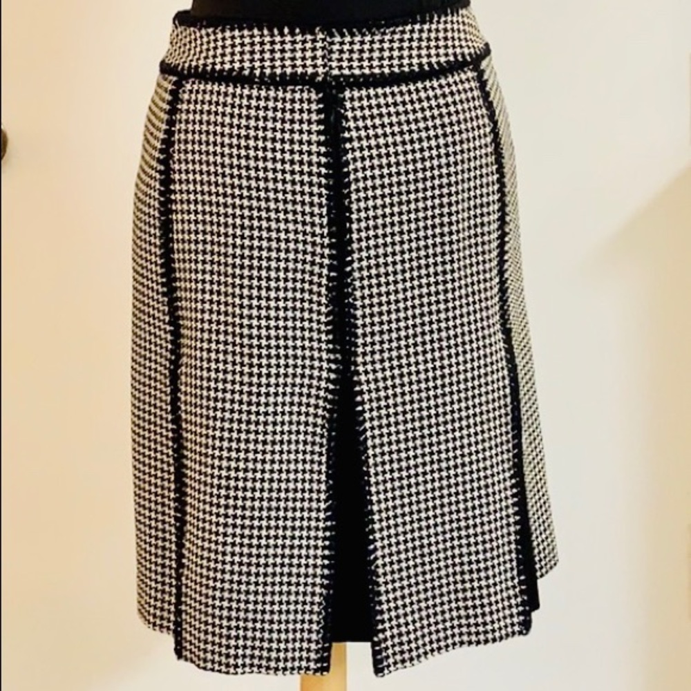 Ann Taylor Black/White Houndstooth Pleated Skirt.